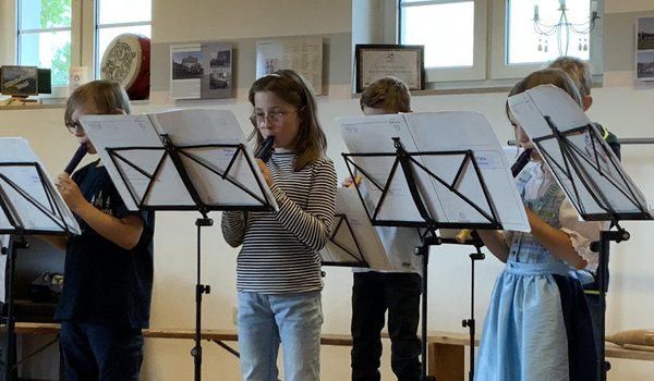 Die Blockflötenkinder spielen konzentriert.