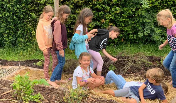 Die Kinder genießen das Strohfeld.