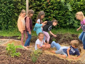 Die Kinder genießen das Strohfeld.