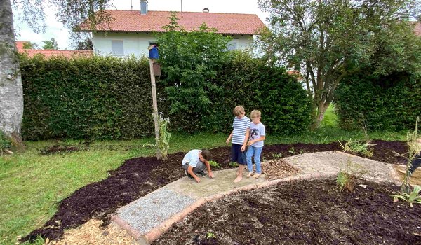 Endlich kann der Barfußpfad ausprobiert werden.